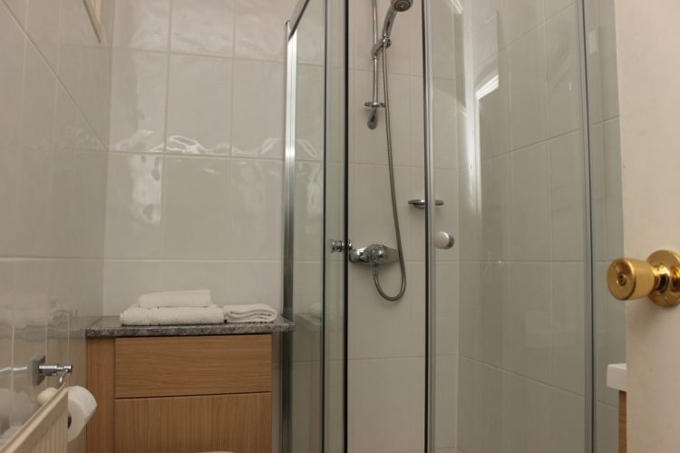 Old Kings Arms bathroom